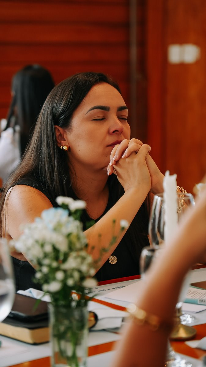 Participante atenta à ministração
